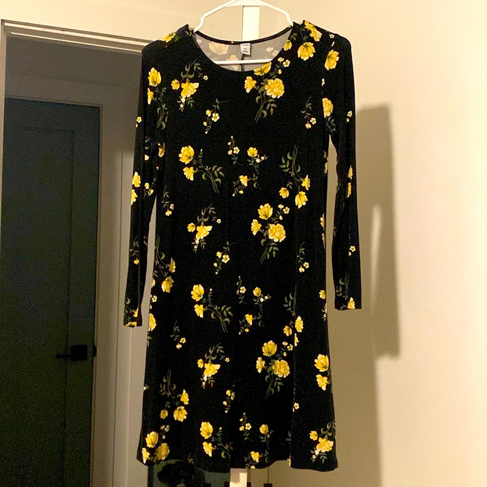 Old Navy women’s black dress with flower detail